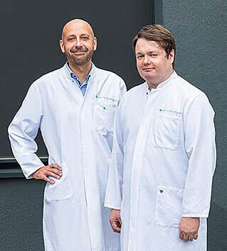 Le Dr Olav Gressner (à gauche) et le Dr Dennis Hoffmann travaillent au laboratoire du Dr Wisplinghoff depuis plus de 10 ans.